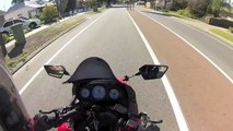 Crash d'une moto dans un rond-point