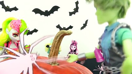 Monster High bebekleri cadılar bayramına hazırlanıyor - Porter Geissin bal kabağı