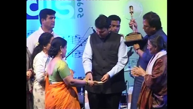 CM Devendra Fadnavis - Asha Bhosle - Mohammed Rafi Awards 2015 - 1