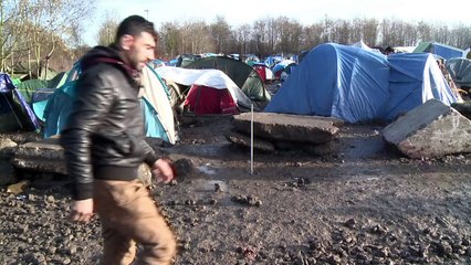 Refugiados passam o natal em meio à lama