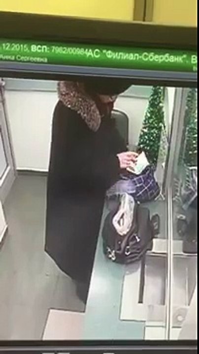 Бабка украла ёлку из Сбербанка