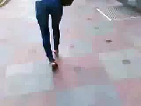 Девушки вот как нужно ходить на каблуках!xa-xa