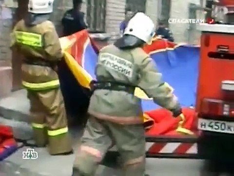 КУДА СМОТРЯТ РОДИТЕЛИ ??? МАЛЕНЬКИЙ МАЛЬЧИК НА ПОДОКОННИКЕ, 5 ЭТАЖ !!!!