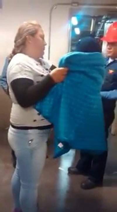 elle dissimule ce qu'elle a volé entre elle et son bébé