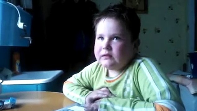 Мальчик учит стих. Будьте осторожны - не описайтесь!