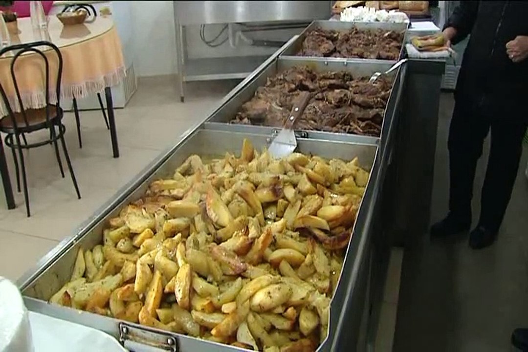 Φαγητό σε άπορους από το Κέντρο Αγάπης της Μητρόπολης Φθιώτιδας