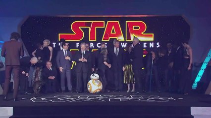Carrie Fishers Dog Barks at BB 8 at the Star Wars London Premiere (2015)