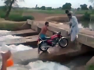 How to wash Train in Pakistan Very funny