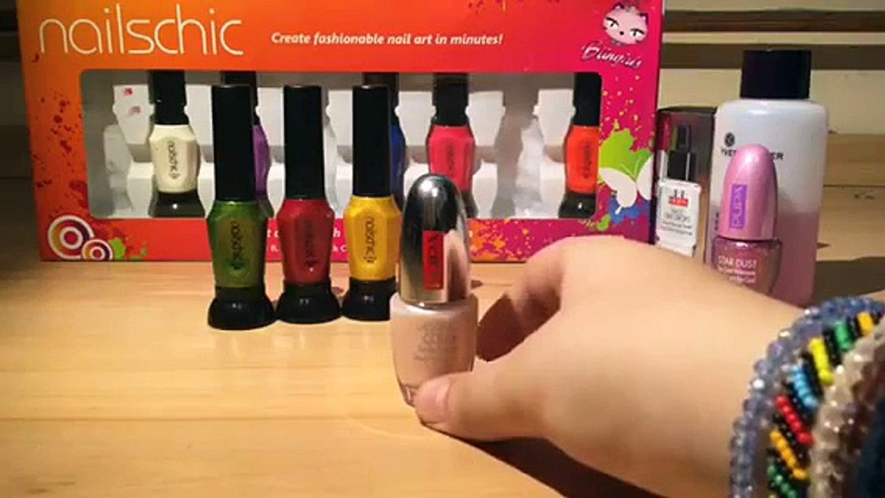 Christmas nail art using Nailschic