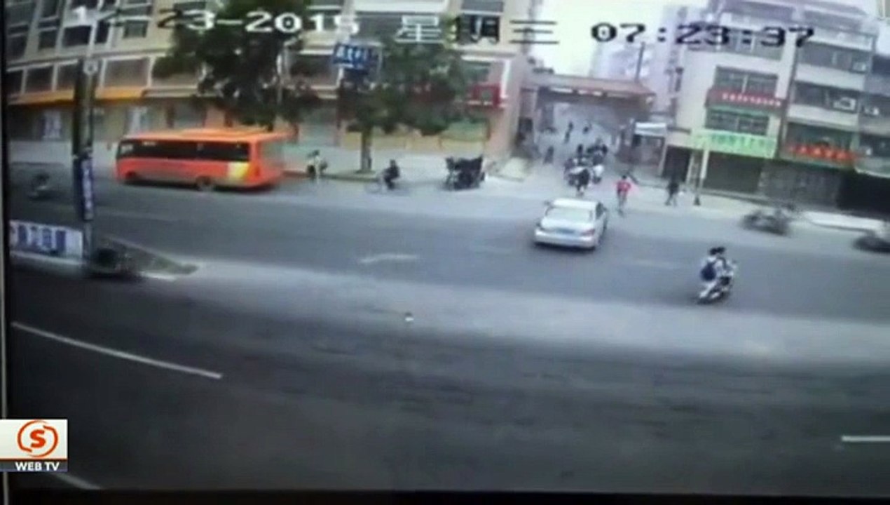 Çinde yaşanan kazada motosiklet kamyonun altında kaldı