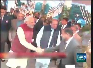 Narendra Modi arrives at Nawaz Sharif's private residence in Raiwind.