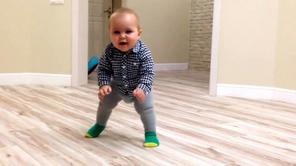 Ребенок учиться ходить , 9 месяцев