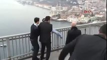 أردوغان ينقذ شابا تركياً من الانتحار بعد أن حاول إلقاء نفسه من جسر البوسفور