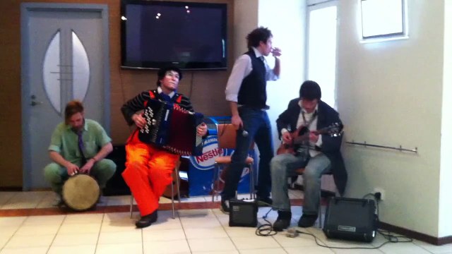 vMetro - инструментальная композиция 1 (Саша не поет, но в кадре) (в кафе, 2011)