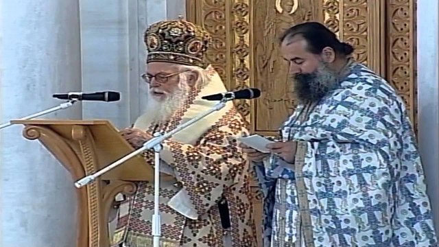 Report TV - Gëzuar! Besimtarët e krishterë festojnë lindjen e Jezu Krishtit