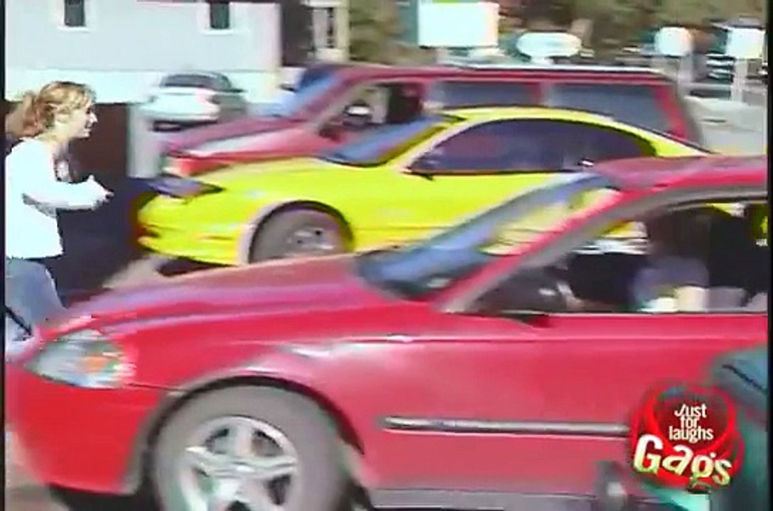 Il laisse sa blonde dans la voiture le temps d'aller au dépanneur, il n'en croit pas ses yeux à son retour