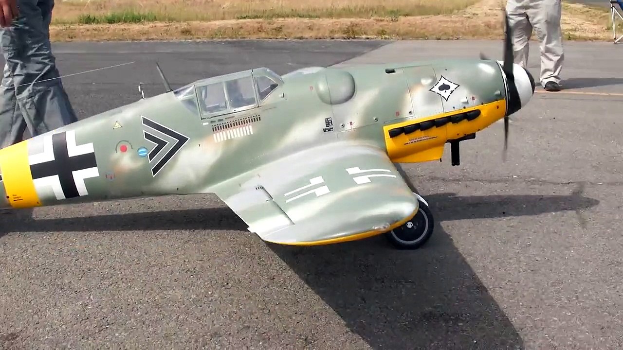 ME 109 BF 109 BIG SCALE RC WARBIRD OLDTIMER WARBIRD MODEL / RC Meeting Gatow 2015