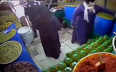 شاهد بالفيديو.. عملية سرقة جد فاشلة للزيت من امرأة
