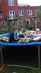 Zerline met de kinderen op de trampoline