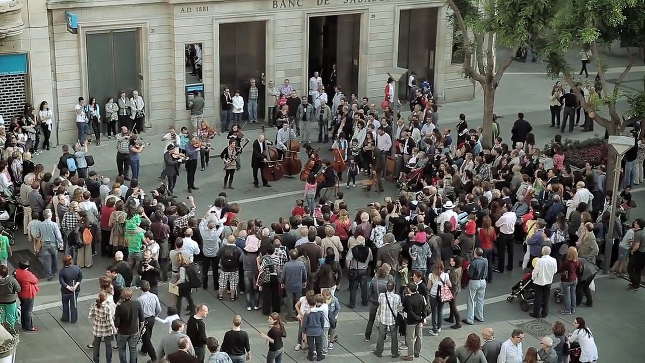 Une fillette dépose une pièce de monnaie dans le chapeau de ce musicien, la suite est dingue!