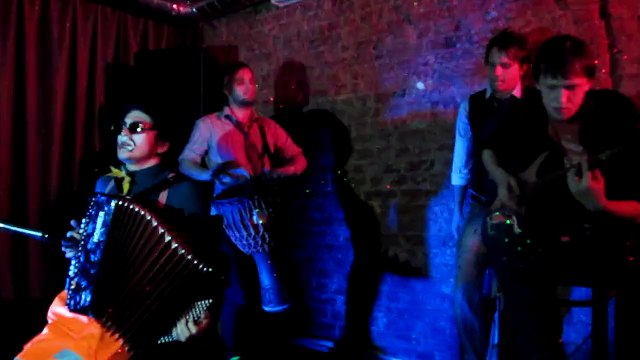 vMetro - «Libertango» (Саша не поет, но в кадре) (арт-кафе «Кипяток», 23.04.2011)