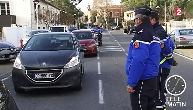 Les gendarmes distribuent des éthylotests aux automobilistes pour les fêtes de fin d'année