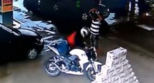 Le courage d'un homme face à un voleur de moto armé