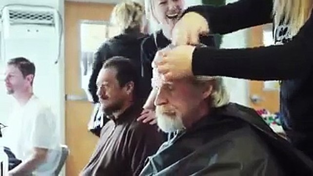 Hair stylists help the homeless get new haircuts for Christmas. ﻿This is so heartwarming and beautiful!