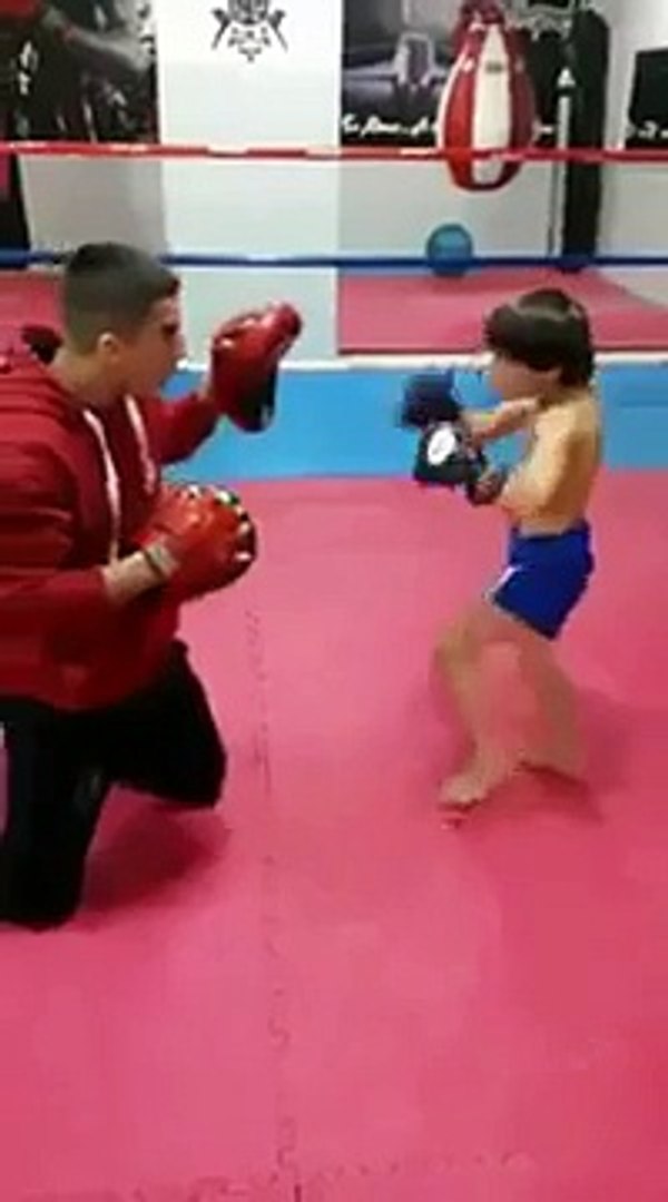niño kickboxing (little kid kickboxer)