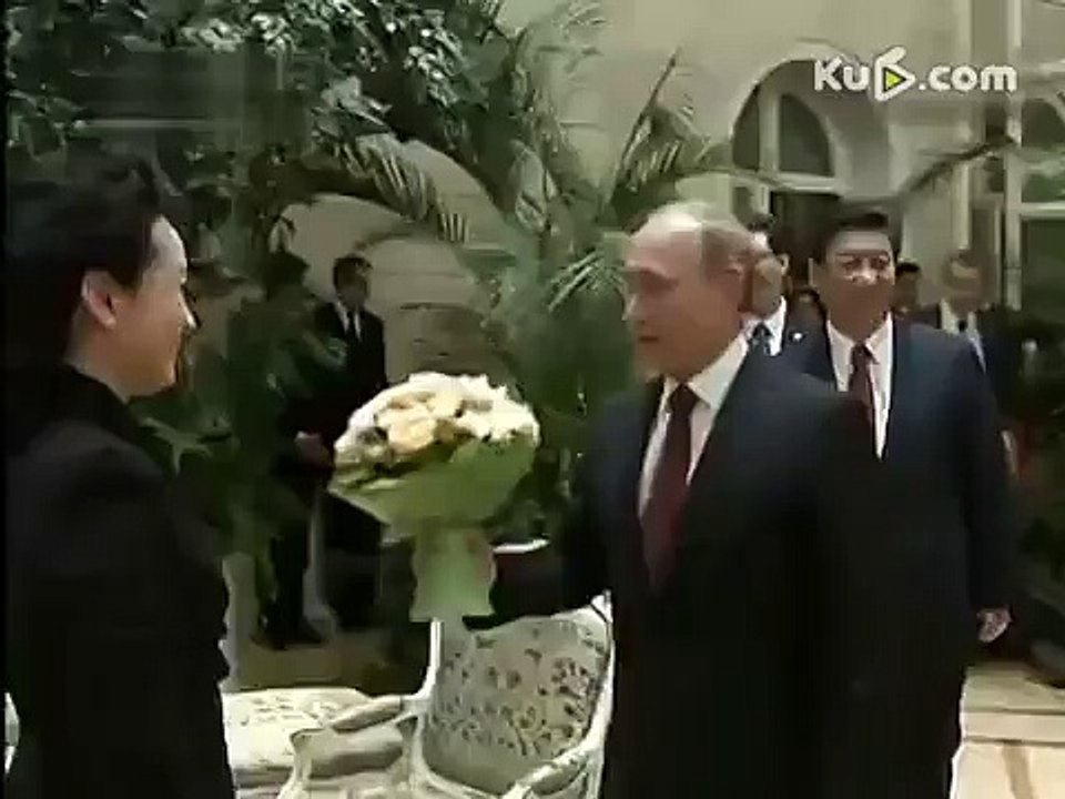 普京向习近平夫人送上鲜花并亲切交谈