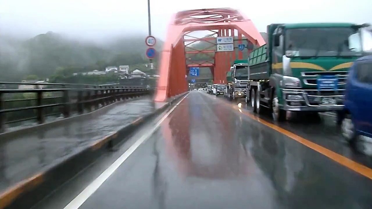 ドライブレコーダー　思いやり運転　横断歩道と子供たち