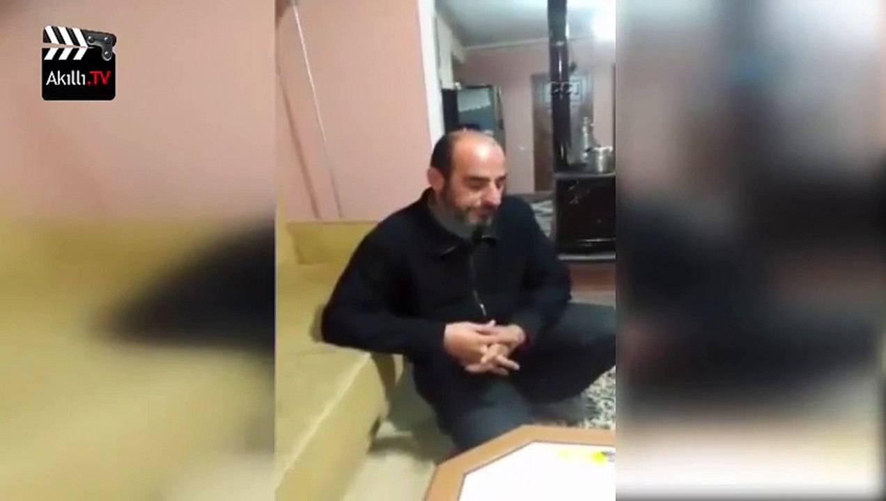 Şarkı söylerken takma dişleri fırladı!