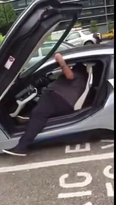 bmw i8 'den inmeye çalışan adamın dramı