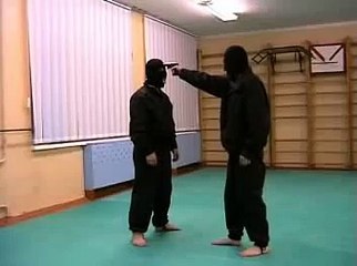 Показуха, пистолет и спецназ: нестандартные приёмы рукопашного боя и защиты