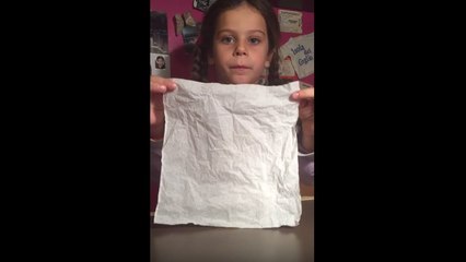Une petite fille réalise un tour de magie