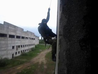 штурмовой альпинизм, спуск способом коромысло - assault climbing