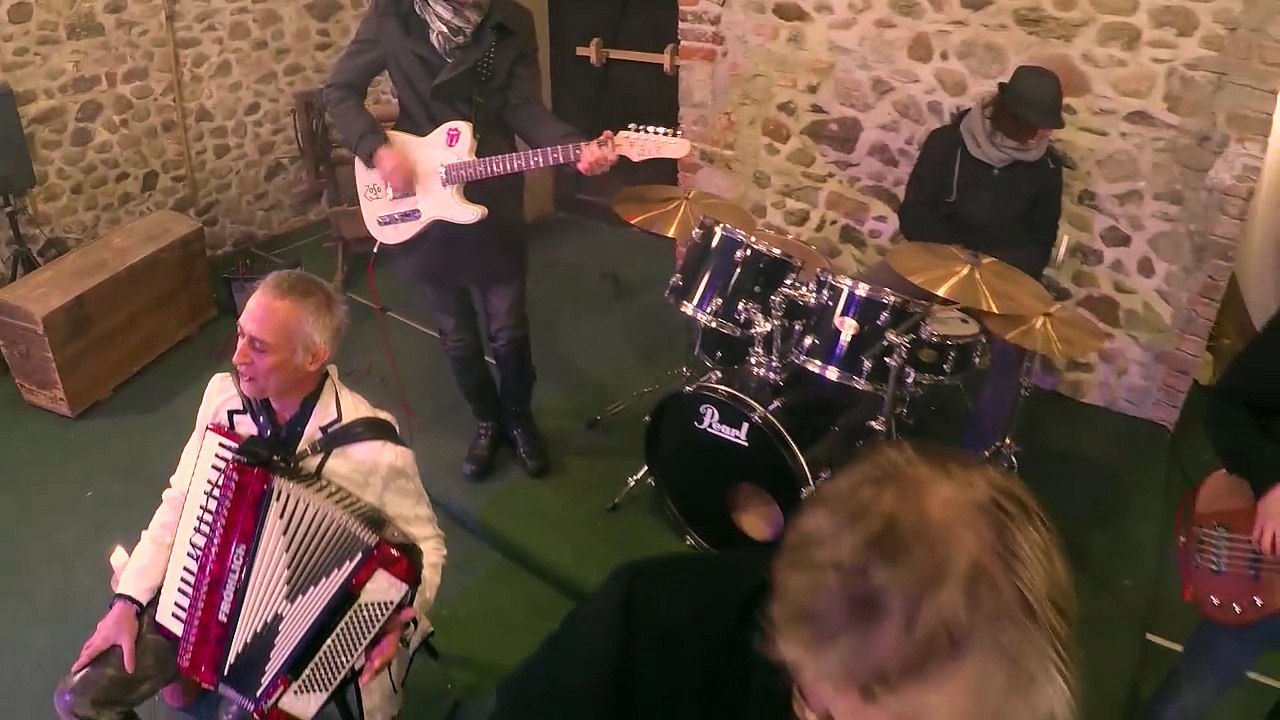 CaptainSilver_Spread out a Blanket