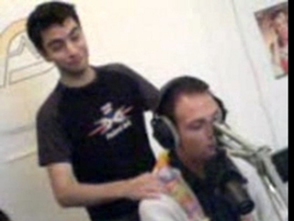 Gaëtan décore Benjamin pendant le flash info