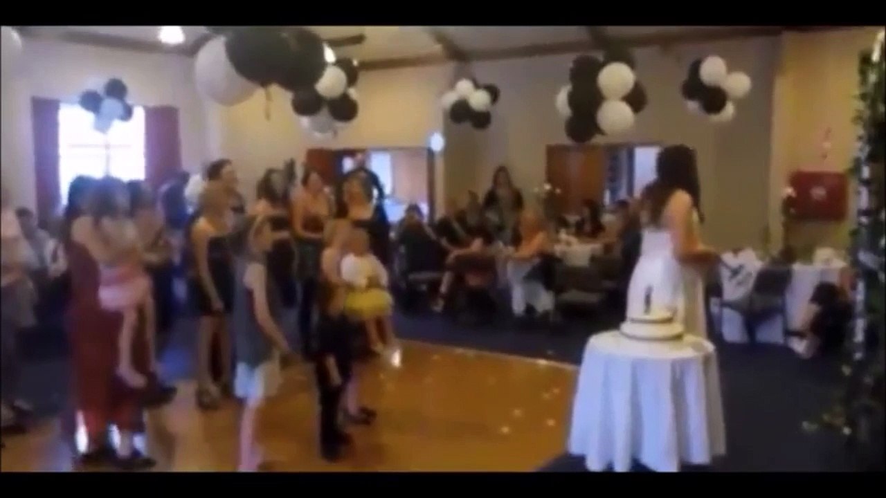 Elle lache son bébé pour attraper le bouquet de la mariée... Mère indigne