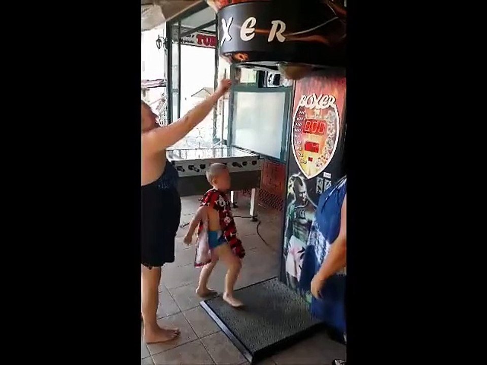 Une maman essaie de frapper un punching ball et se fait mettre KO en retour