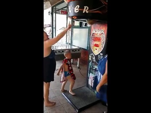 Une maman essaie de frapper un punching ball et se fait mettre KO en retour