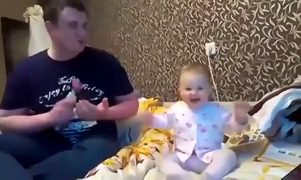 Папа красиво поёт, дочка классно танцует! Приколы с детьми)))