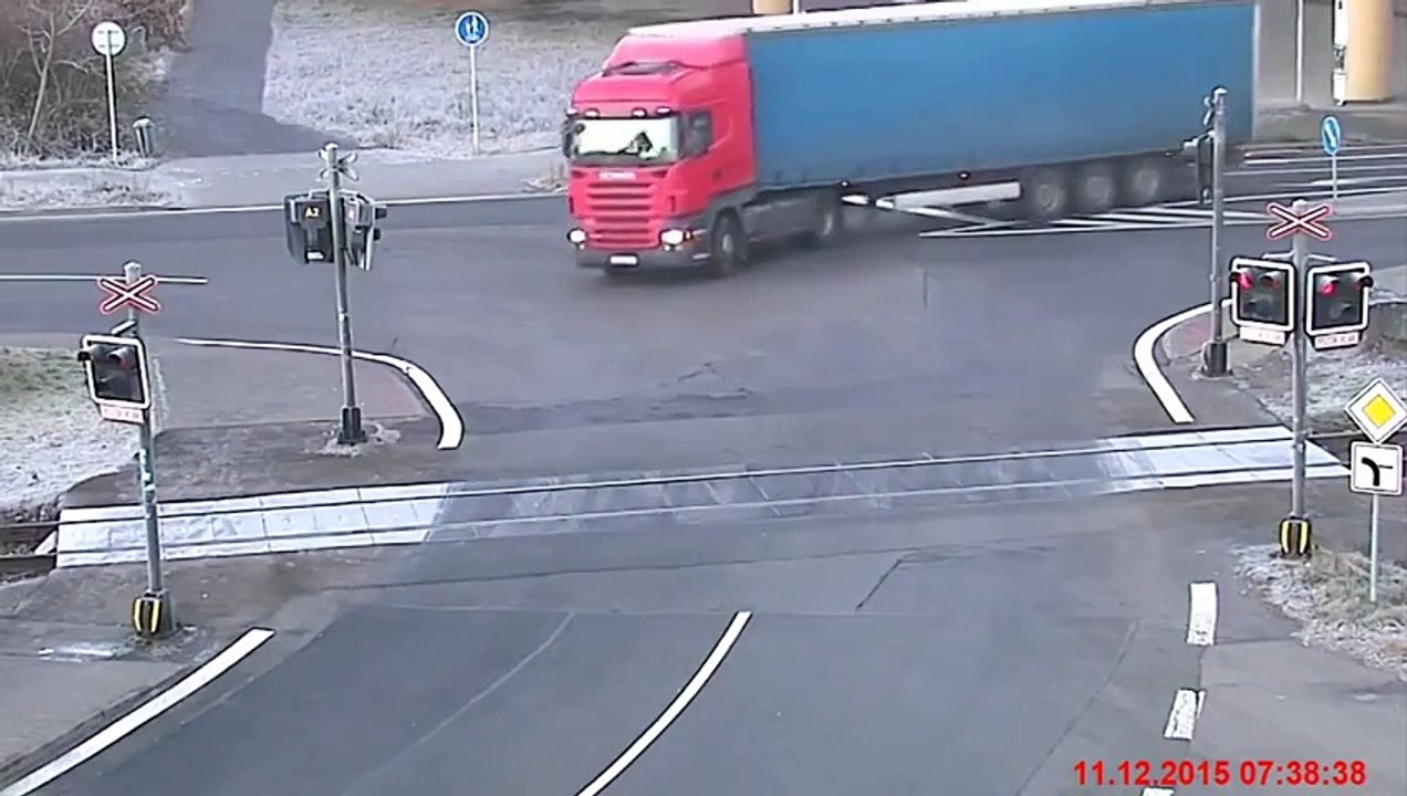 Поезд протаранил фуру