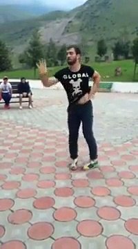 Парень зажигает )))))) такого я еще не видел. Красавчик