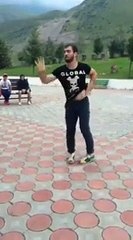 Парень зажигает )))))) такого я еще не видел. Красавчик