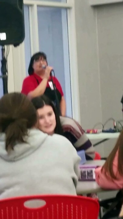 Une employée de cantine se met à chanter devant les élèves. Quel talent