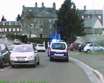 Une voiture de police essaie d'arreter une Golf... Pas facile