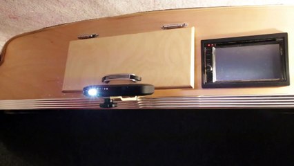 Il fabrique un mini cinéma dans sa caravane!