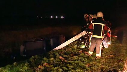 Download Video: Brandweer haalt auto uit de sloot in Musselkanaal - RTV Noord