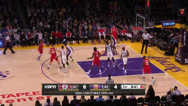 Panier contre son camp de Larry Nance Jr.